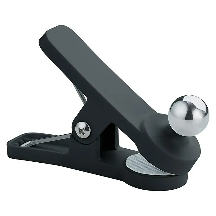 Trio Lighting Lámpara de sobremesa Maxi 3 en 1 - 2 W, Negro, 200 lm - Primer plano de una pinza de ropa negra con una bola plateada brillante, que muestra una herramienta práctica y elegante.