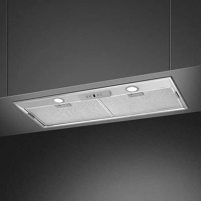 Smeg Campana integrable KSEG7XSA - Ancho: 72,4 cm, Máx. Potencia del ventilador en modo extracción: 560 m³/h, Acero inoxidable - Campana extractora de acero inoxidable con dos filtros y dos luces, instalada en una cocina moderna.