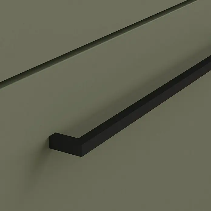 Artysan Mueble bajo de lavabo Tabarca - L x An x Al: 44,6 x 70 x 83,3 cm, Musgo - Primer plano de un moderno tirador de armario negro mate en una puerta de armario verde, que muestra un diseño minimalista y una artesanía de alta calidad.