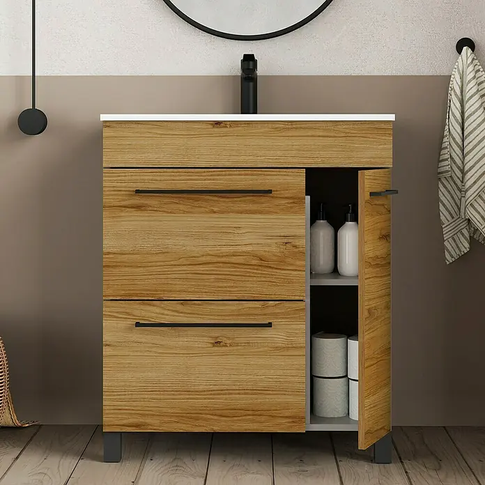 Artysan Mueble bajo de lavabo Tabarca - L x An x Al: 44,6 x 80 x 83,3 cm, Roble Guadarrama - Un mueble de baño de madera con encimera blanca y tiradores negros, que proporciona espacio de almacenamiento para artículos esenciales de baño.