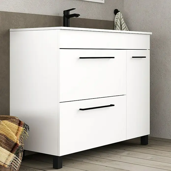 Artysan Mueble bajo de lavabo Tabarca - L x An x Al: 44,6 x 100 x 83,3 cm, Blanco - Esta imagen muestra un mueble de lavabo blanco con tiradores y patas negras, que complementa un diseño de baño moderno.