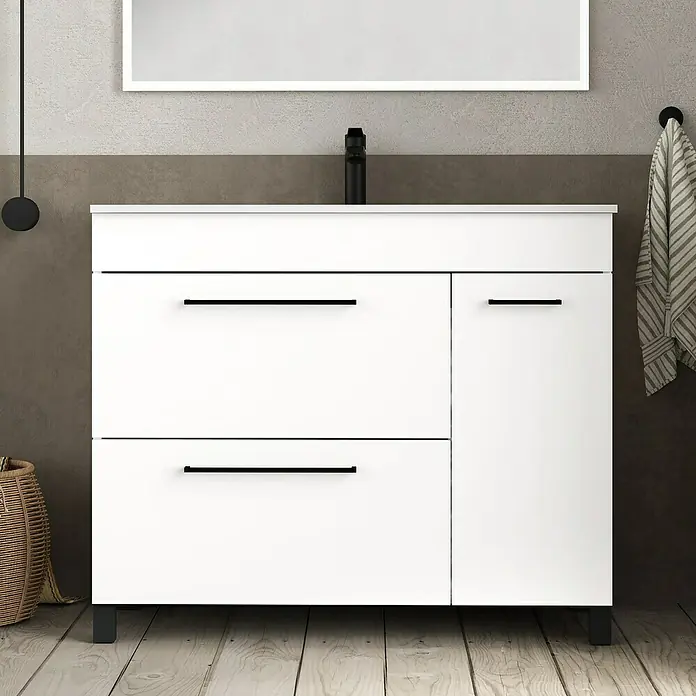 Artysan Mueble bajo de lavabo Tabarca - L x An x Al: 44,6 x 100 x 83,3 cm, Blanco - Un tocador de baño blanco moderno con manijas y accesorios negros, que combina estilo y funcionalidad.