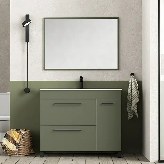 Artysan Mueble bajo de lavabo Tabarca - L x An x Al: 44,6 x 100 x 83,3 cm, Musgo - Elegante mueble de lavabo color oliva con armario, complementado con espejo a juego y lámpara de pared moderna.