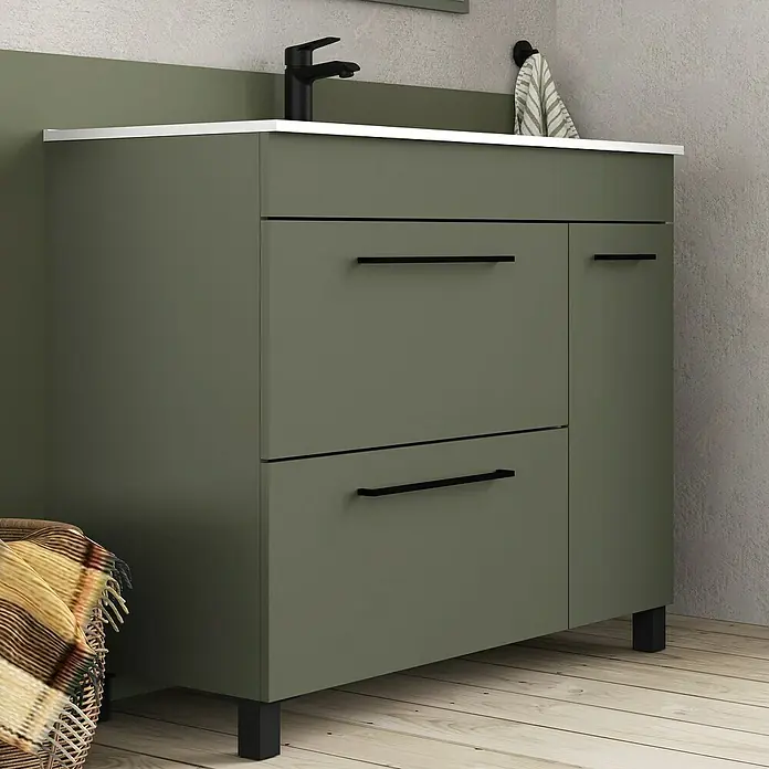 Artysan Mueble bajo de lavabo Tabarca - L x An x Al: 44,6 x 100 x 83,3 cm, Musgo - Imagen de un moderno mueble de baño con dos cajones y un compartimento, en verde oliva, con encimera blanca y accesorios negros.