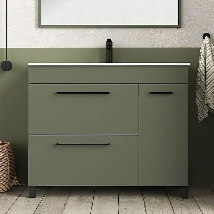 Artysan Mueble bajo de lavabo Tabarca - L x An x Al: 44,6 x 100 x 83,3 cm, Musgo - Un mueble de baño verde oliva con cajones y puerta, con grifo y tiradores negros, rematado con un lavabo blanco.