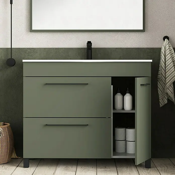 Artysan Mueble bajo de lavabo Tabarca - L x An x Al: 44,6 x 100 x 83,3 cm, Musgo - Un mueble de baño verde con dos cajones, una puerta abierta y un estante con productos de cuidado y papel higiénico.