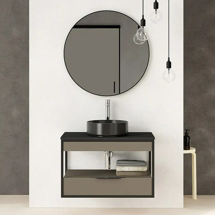 Artysan Espejo con marco Izaro - 80 x 80 cm, Diámetro: 80 cm, Negro - Tocador de baño con espejo redondo y bombillas colgantes. Estilo moderno con acentos oscuros y diseño minimalista que realza el espacio.