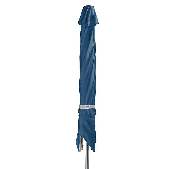 Doppler Alu Expert Marktschirm - Blau, Bespannungsmaß (L x B): 300 x 300 cm - Nahaufnahme eines verpackten, blauen Sonnenschirms mit einem grauen Halteband in der Mitte, der vor einem schwarzen Hintergrund steht.