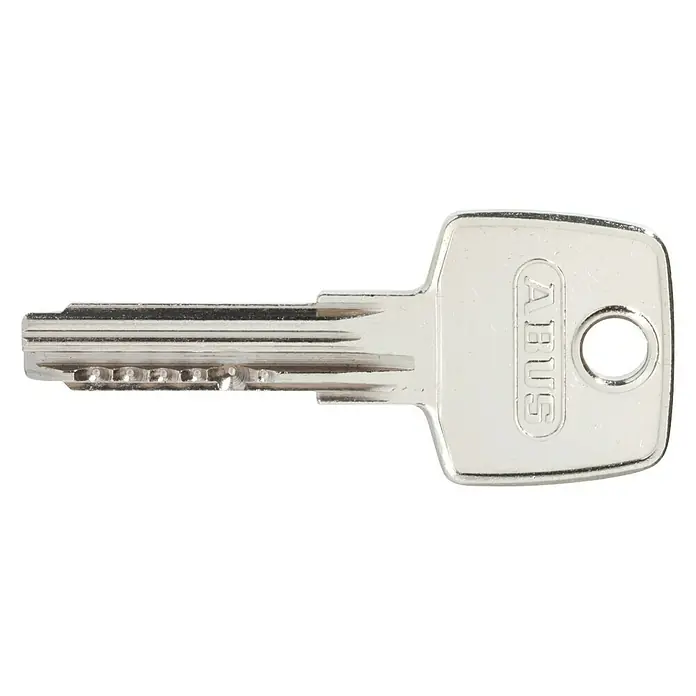 Abus Profilzylinder D6XNP GleichschließendBaulänge innen: 40 mm, Baulänge außen: 45 mm, Anzahl Schlüssel: 5 Stk. - Nahaufnahme eines ABUS-Schlüssels aus Metall mit eingraviertem Logo und Bohrlöchern, der für Sicherheit und Zugangskontrolle steht.