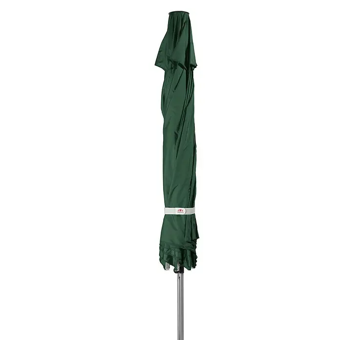 Doppler Alu Expert Marktschirm rund - Grün, Durchmesser Bespannung: 400 cm - Geschlossener, dunkelgrüner Sonnenschirm mit silberfarbenem Mast, zusammengebunden mit einem weißen Band.