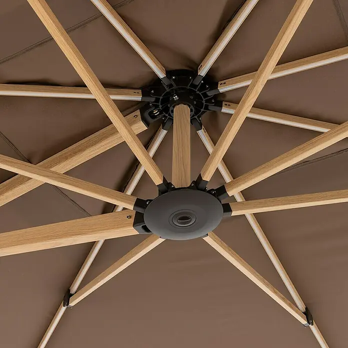 Doppler Alu Wood Ampelschirm Ultra XL - Greige, Bespannungsmaß (L x B): 300 x 400 cm - Nahaufnahme eines braunen Sonnenschirms mit Holzstreben und schwarzer Nabe.