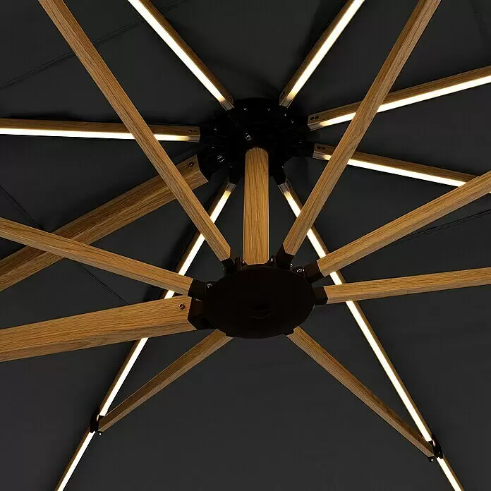 Doppler Alu Wood Ampelschirm Ultra XL - Anthrazit, Bespannungsmaß (L x B): 300 x 400 cm - Unterseite eines dunklen Sonnenschirms mit Holzstreben, integrierten LED-Leisten und einer zentralen schwarzen Nabe.