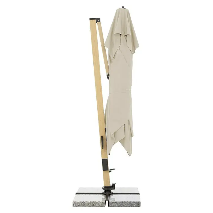 Doppler Alu Wood Ampelschirm Ultra XL - Natur, Bespannungsmaß (L x B): 300 x 400 cm - Nahaufnahme eines geschlossenen, beigefarbenen Sonnenschirms mit Holzständer und grauem Sockel, ideal für den Garten.