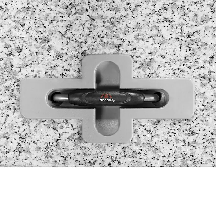 Granitschirmständer - 95 kg, L x B: 70 x 70 cm - Nahaufnahme eines Doppler-Schirmgriffs in einer grauen Halterung, die auf einer gesprenkelten Oberfläche platziert ist.