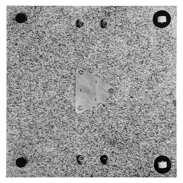 Granitschirmständer - 95 kg, L x B: 70 x 70 cm - Graues Granitprodukt mit einer dreieckigen Metallplatte in der Mitte, umgeben von diversen Befestigungselementen an den Rändern.