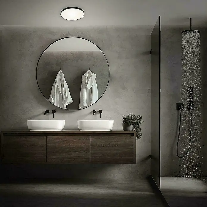 Briloner Plafón LED redondo Malbona - Ø x Al: 28,5 x 6,5 cm, Negro/Blanco, Blanco neutro - Baño moderno con lavabo doble, espejo redondo y ducha a ras de suelo. Diseño elegante con paredes grises y elementos de madera oscura.