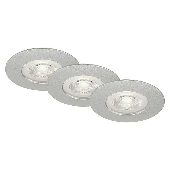 Briloner Set de focos LED empotrables redondos Kulana - Ø x Al: 9 x 2,5 cm, Blanco cálido, Cromo - Primer plano de tres luces LED empotradas en el techo con borde plateado y haces de luz brillantes y enfocados.
