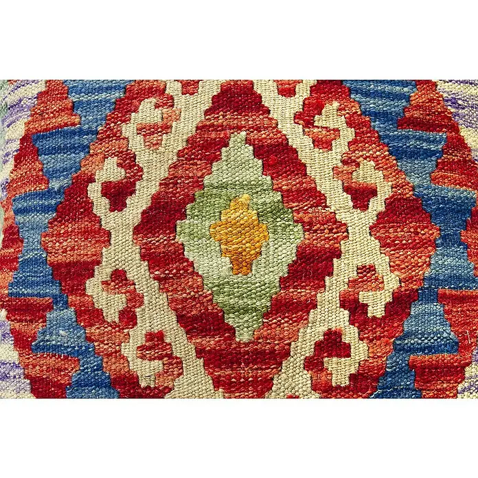 Funda protectora para cojines Kilim Herat - Multicolor, 45 x 45 cm - Primer plano de una alfombra colorida con un llamativo patrón de rombos en rojo, azul, amarillo y verde. Diseño único para cualquier habitación.
