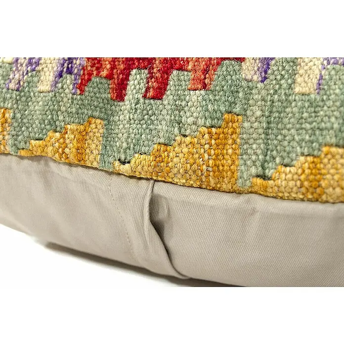 Funda protectora para cojines Kilim Herat - Multicolor, 45 x 45 cm - Primer plano de un cojín de sofá con un estampado kilim vibrante y una base neutra, que destaca la textura y la artesanía.
