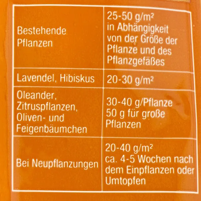 Compo Langzeitdünger Mediterrane Pflanzen - 1,5 kg - Dosierungsanleitung für Dünger: Empfehlungen für bestehende Pflanzen, Lavendel, Hibiskus, Oleander, Zitruspflanzen, Oliven- und Feigenbäumchen, sowie Neupflanzungen.