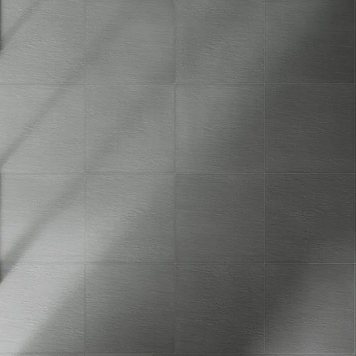 Terrassenfliese Slate Grey60 x 60 x 2 cm, Grau, Matt - Das Bild zeigt eine Nahaufnahme von grauen Bodenfliesen mit einem dezenten Schattenmuster, das eine moderne und elegante Atmosphäre erzeugt.