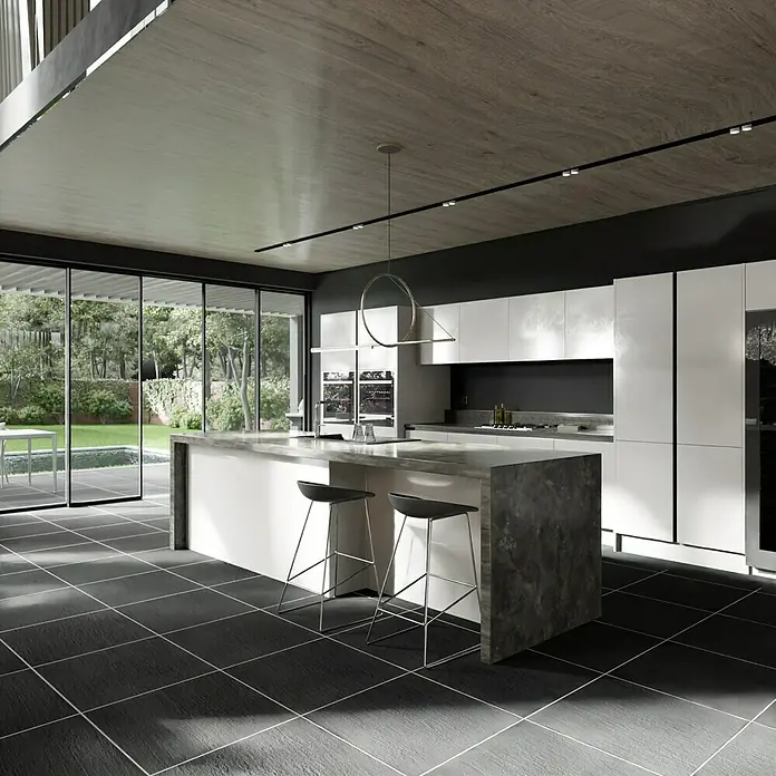 Terrassenfliese Slate Black - 60 x 60 x 2 cm, Schwarz, Matt - Helle, moderne Küche mit Kochinsel und Barhockern, die ein minimalistisches Design und hochwertige Materialien betont. Die ideale Kücheneinrichtung.