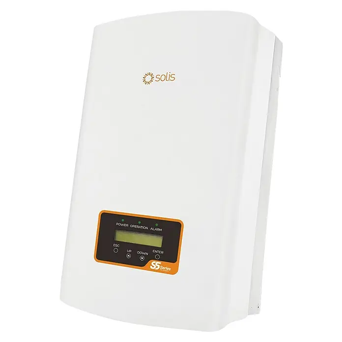 Inversor de red S5-GR1P - 5 kW, L x An x Al: 16 x 54,3 x 31 cm - Primer plano de un inversor Solis S5, un dispositivo utilizado para convertir energía solar, con una pantalla naranja y panel de control.