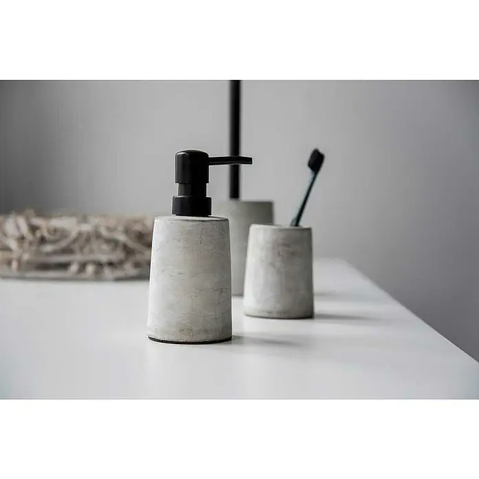 Wenko Zahnputzbecher Villena - Beton, Grau - Modernes Badzubehör-Set aus Beton, bestehend aus einem Seifenspender mit schwarzer Pumpe und einem Zahnputzbecher mit Zahnbürste.