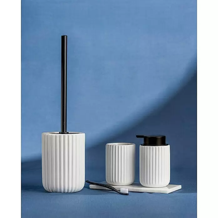 Wenko Belluno Seifenspender - Keramik, Weiß - Weißes geripptes Keramik-Badset: Toilettenbürste, Becher, Seifenspender mit schwarzen Details und Zahnbürste auf einem weißen Tablett.