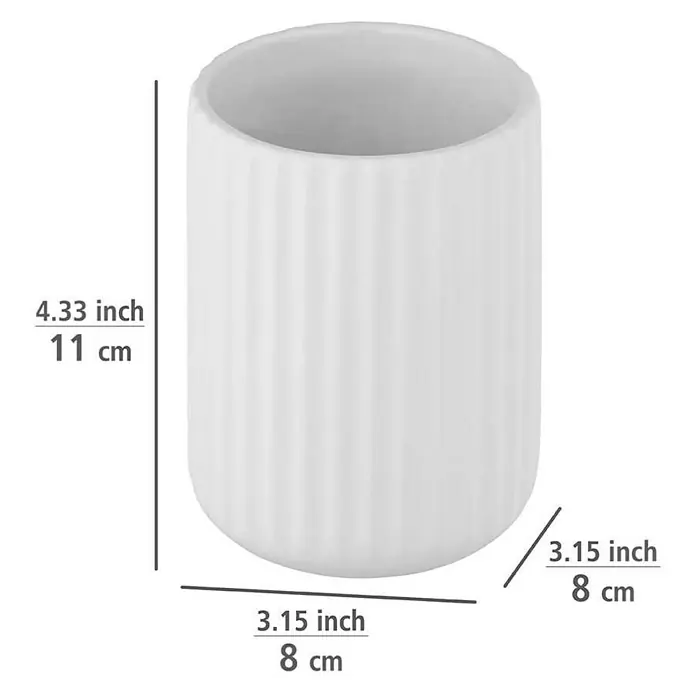 Wenko Belluno Zahnputzbecher - Keramik, Weiß - Abbildung eines weißen, zylindrischen Keramikbechers mit Rillen, der 11 cm hoch und 8 cm breit ist.