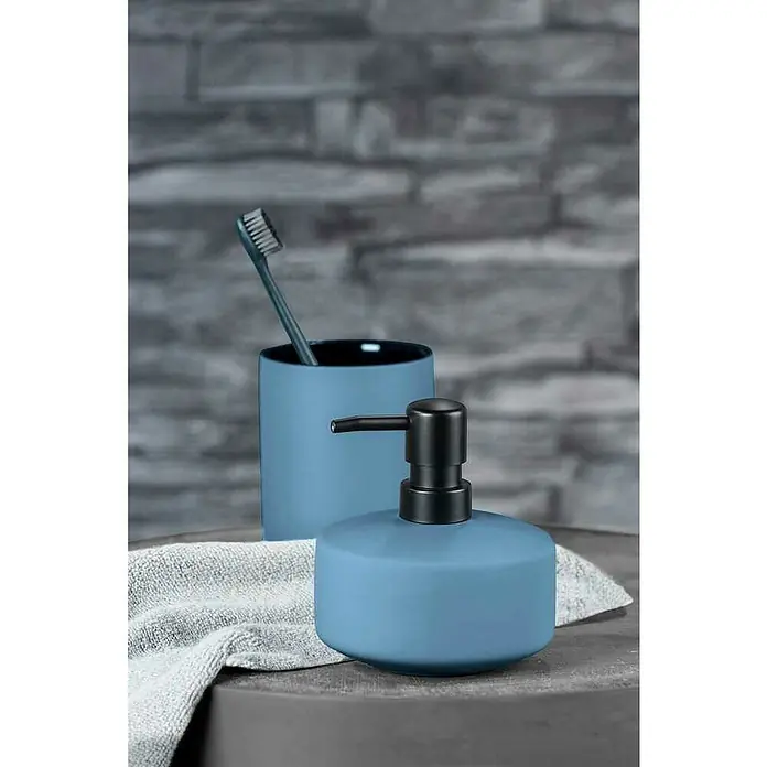 Wenko Seifenspender Avellino - Keramik, Blau - Ein blaues Badezimmerset mit Seifenspender und Zahnputzbecher, ergänzt durch eine weiche, graue Oberfläche und eine elegante, dunkle Pumpe.