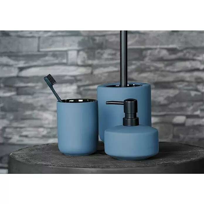 Wenko Zahnputzbecher Avellino - Ø x H: 75 x 95 cm, Keramik, Blau - Mattblaues Badaccessoire-Set: Zahnbürstenhalter, Seifenspender und Toilettenbürstenhalter.