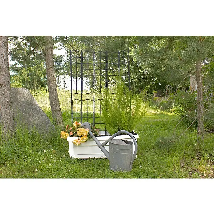 KHW Pflanzkasten mit Spalier - Außenmaß (L x B x H): 79 x 35 x 115 cm, Kunststoff, Weiß - Ein idyllischer Garten mit einer bepflanzten Blumenkasten, einer Rankhilfe und einer nostalgischen Gießkanne im Grünen.