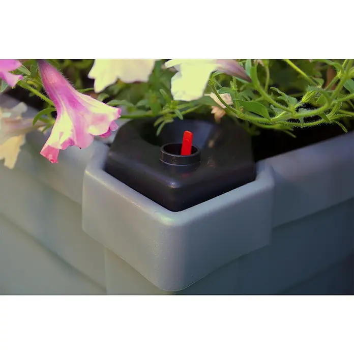 KHW Pflanzkasten Calypso - Außenmaß (L x B x H): 79 x 35 x 33 cm, Kunststoff, Grau, Ohne Rankgitter - Nahaufnahme eines grauen Blumenkastens mit Petunien und einem schwarzen Wasserspeicher mit rotem Schwimmer.