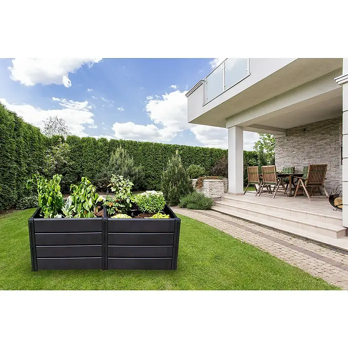 KHW Hochbeet Demeter XL - 158 x 82 x 61 cm, Kunststoff, Anthrazit - Ein geräumiges, modernes Hochbeet aus dunklem Material, bepflanzt mit Gemüse und Blumen, steht in einem gepflegten Garten vor einem Haus.