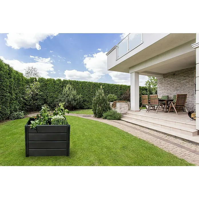 KHW Hochbeet Demeter M - 82 x 82 x 61 cm, Kunststoff, Anthrazit - Schwarzer Hochbeet-Pflanzkasten aus Kunststoff mit Pflanzen auf einem Rasen im Garten. Für den Außenbereich geeignet und langlebig.