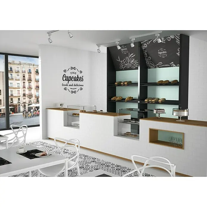 Modern Style Feinsteinzeugfliese Bronx Blanco - 15 x 15 cm, Weiß, Matt - Helle Bäckerei mit köstlichen Backwaren, elegant präsentiert in den Regalen und Vitrinen, einladend zum Verweilen in gemütlicher Atmosphäre.