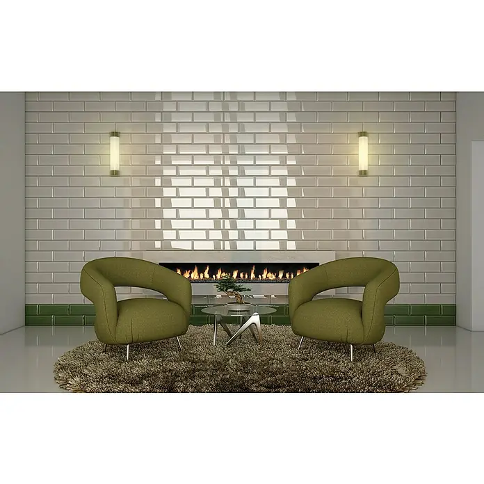 Modern Style Wandfliese Metro Biselado - 9,8 x 29,8 cm, Weiß, Glänzend - Elegantes Wohnzimmer-Interieur mit zwei grünen Sesseln, einem Couchtisch und einem modernen Kamin vor einer stilvollen Ziegelwand mit Wandleuchten.