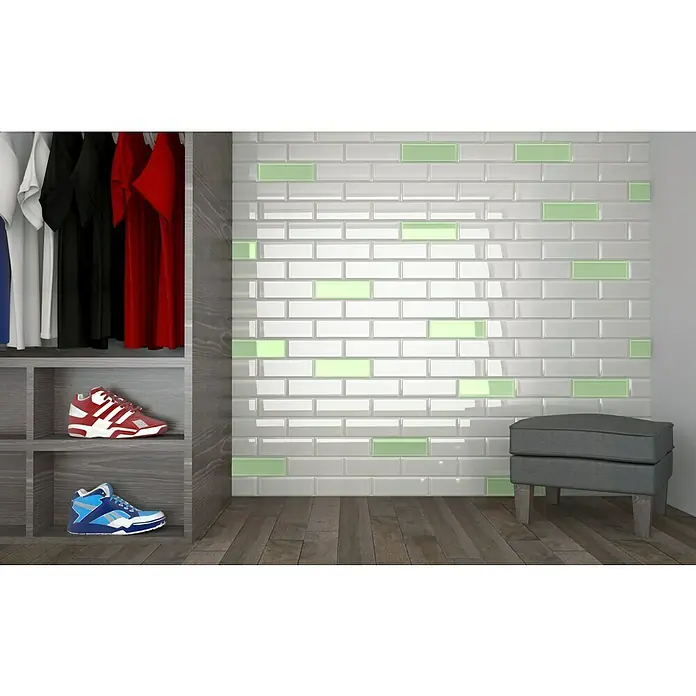 Modern Style Wandfliese Metro Biselado - 9,8 x 29,8 cm, Weiß, Glänzend - Ein stilvolles Interieur mit einem grauen Hocker, einem Kleiderschrank voller Kleidung und Schuhe, akzentuiert durch eine Wand mit grünen Akzentfliesen.