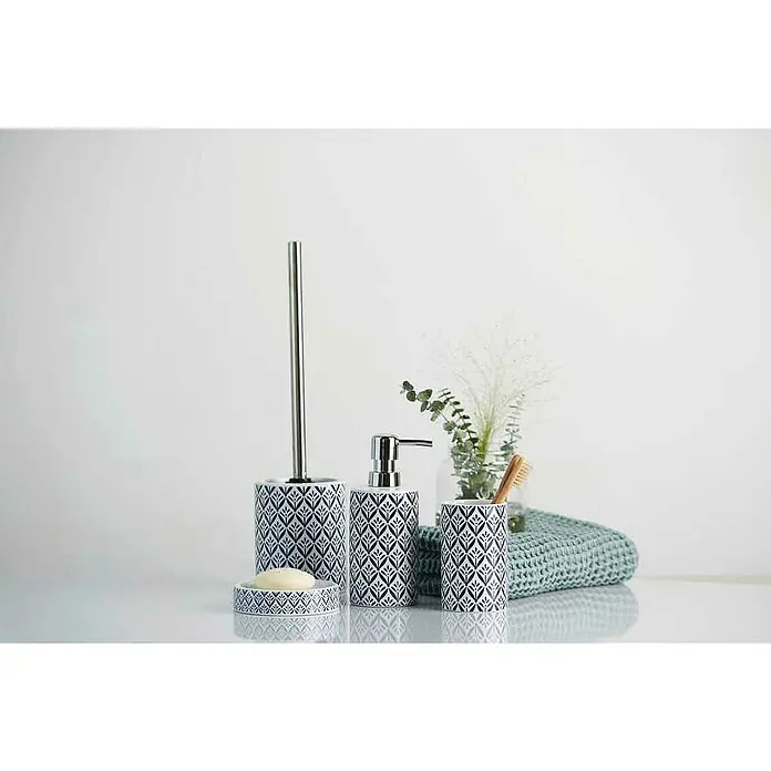 Wenko WC-Bürstengarnitur Lorca - Keramik, Blau/ Weiß - Ein Badezimmer-Set mit Seifenspender, Becher, Seifenschale und Toilettenbürste, allesamt mit einem stilvollen, blau-weißen Muster.