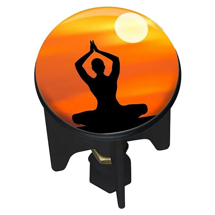 Wenko Excenterstopfen Arrebol - Meditation, Durchmesser: 3,9 cm - Der Anhängerkupplungsdeckel zeigt ein friedliches Yoga-Motiv vor einem warmen Sonnenuntergang und bietet Schutz und Stil für Ihr Fahrzeug.