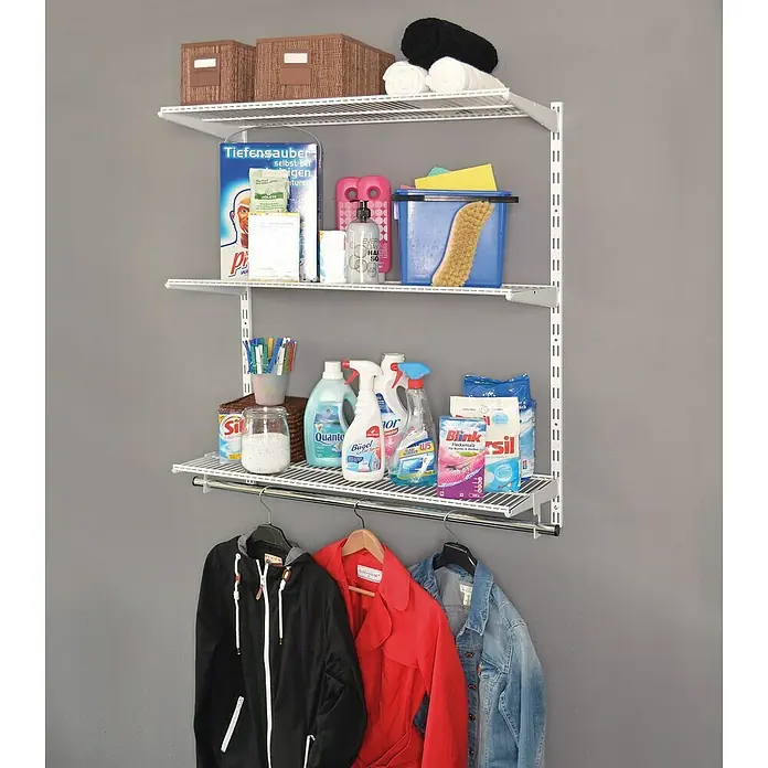 Element System Wandregal-SetL x B x H: 33,1 x 91,1 x 99,6 cm, Weiß - Ein weißes Regalsystem an einer grauen Wand mit Reinigungsutensilien, Wäsche und Jacken.