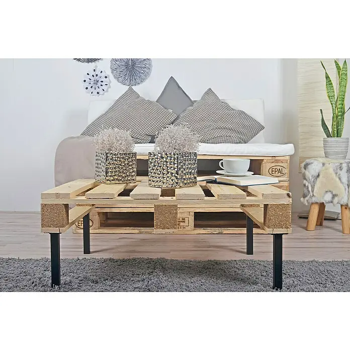 Element System Möbelfuß - L x B x H: 10 x 2,5 x 10 cm, Traglast: 50 kg, Stahl - Nahaufnahme eines Couchtisches aus Europaletten mit metallischen Deko-Quadern, der eine rustikale und moderne Wohnatmosphäre schafft.