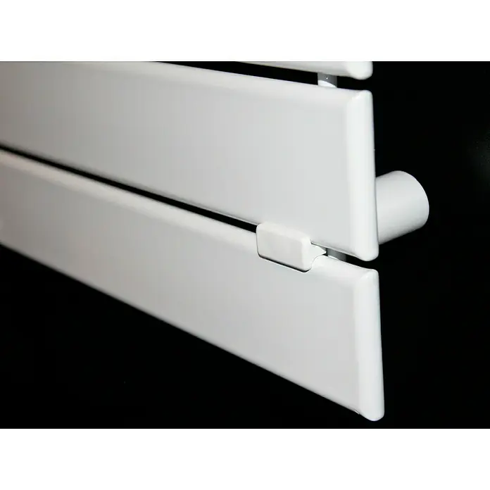 Szagato Designheizkörper Chicago - B x H: 500 x 1.750 mm, Wärmeleistung bei Vorlauftemperatur von 75 °C (D: 50): 740 W, Weiß - Nahaufnahme eines weißen Heizkörpers, der modernes Design und effiziente Wärmeverteilung vereint.