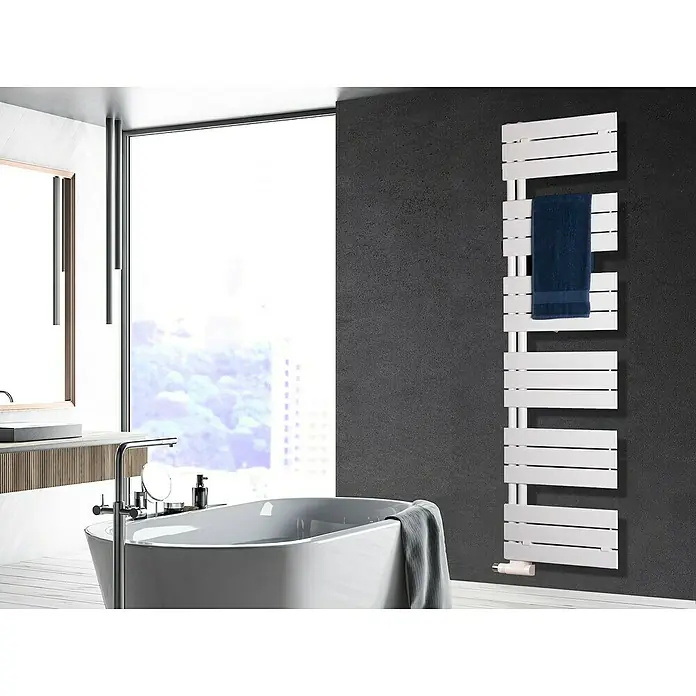 Szagato Designheizkörper Chicago - B x H: 500 x 1.750 mm, Wärmeleistung bei Vorlauftemperatur von 75 °C (D: 50): 740 W, Weiß - Elegantes Badezimmerdesign mit einem modernen, weissen Handtuchwärmer, der mit einem blauen Handtuch und einem grauen Bademantel versehen ist.