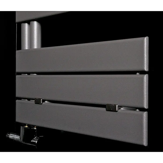 Szagato Designheizkörper Chicago - B x H: 500 x 1.750 mm, Wärmeleistung bei Vorlauftemperatur von 75 °C (D: 50): 740 W, Moonstone - Nahaufnahme eines modernen, grauen Handtuchwärmers mit horizontalen Stangen und Chromdetails vor schwarzem Hintergrund.