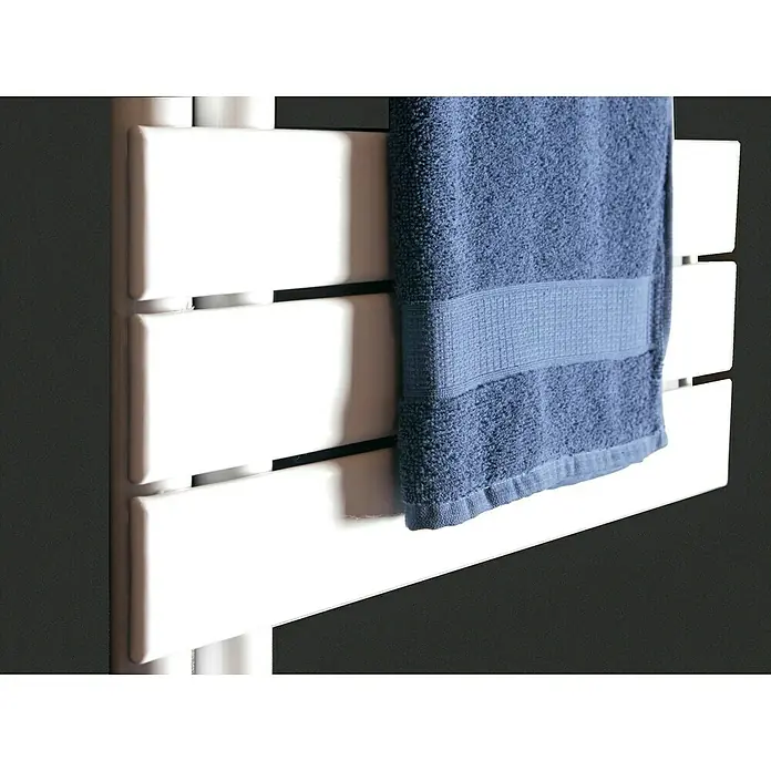 Szagato Designheizkörper Chicago - B x H: 500 x 1.750 mm, Wärmeleistung bei Vorlauftemperatur von 75 °C (D: 50): 740 W, Weiß - Ein blauer Badetuch hängt über einem weißen Heizkörper, der an einer dunklen Wand befestigt ist, und sorgt für Wärme und Komfort im Badezimmer.