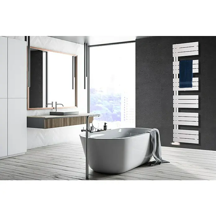 Szagato Designheizkörper Chicago - B x H: 500 x 1.750 mm, Wärmeleistung bei Vorlauftemperatur von 75 °C (D: 50): 740 W, Weiß - Ein modernes Badezimmer mit einem freistehenden Bad und einem weißen Heizkörper mit einem Handtuch.
