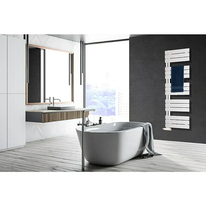 Szagato Designheizkörper Chicago - B x H: 500 x 1.450 mm, Wärmeleistung bei Vorlauftemperatur von 75 °C (D: 50): 640 W, Weiß - Elegantes Badezimmer mit freistehender Badewanne und weißem Handtuchwärmer, der mit einem marineblauen Handtuch dekoriert ist.