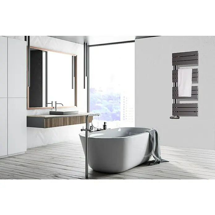 Szagato Designheizkörper Chicago - B x H: 500 x 1.150 mm, Wärmeleistung bei Vorlauftemperatur von 75 °C (D: 50): 525 W, Moonstone - Ein Badezimmer mit einer modernen Badewanne, einem Waschtisch und einem Handtuchwärmer. Der Raum ist hell und mit modernen Elementen gestaltet.